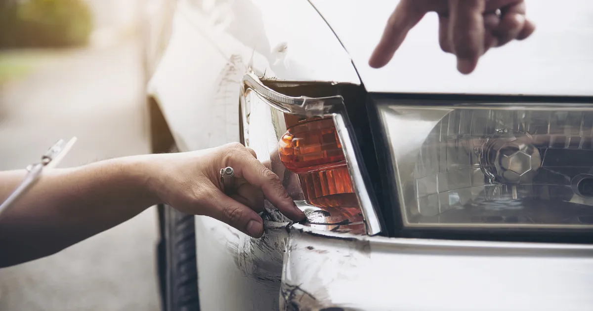 Poškodené auto na parkovisku bez známeho vinníka: Ako postupovať?